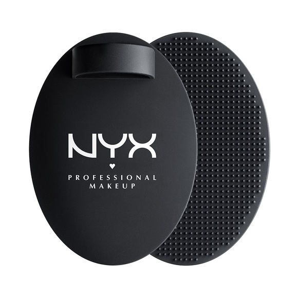 NYX on the spot makeup brush cleansing pad - Picture 1 of 5